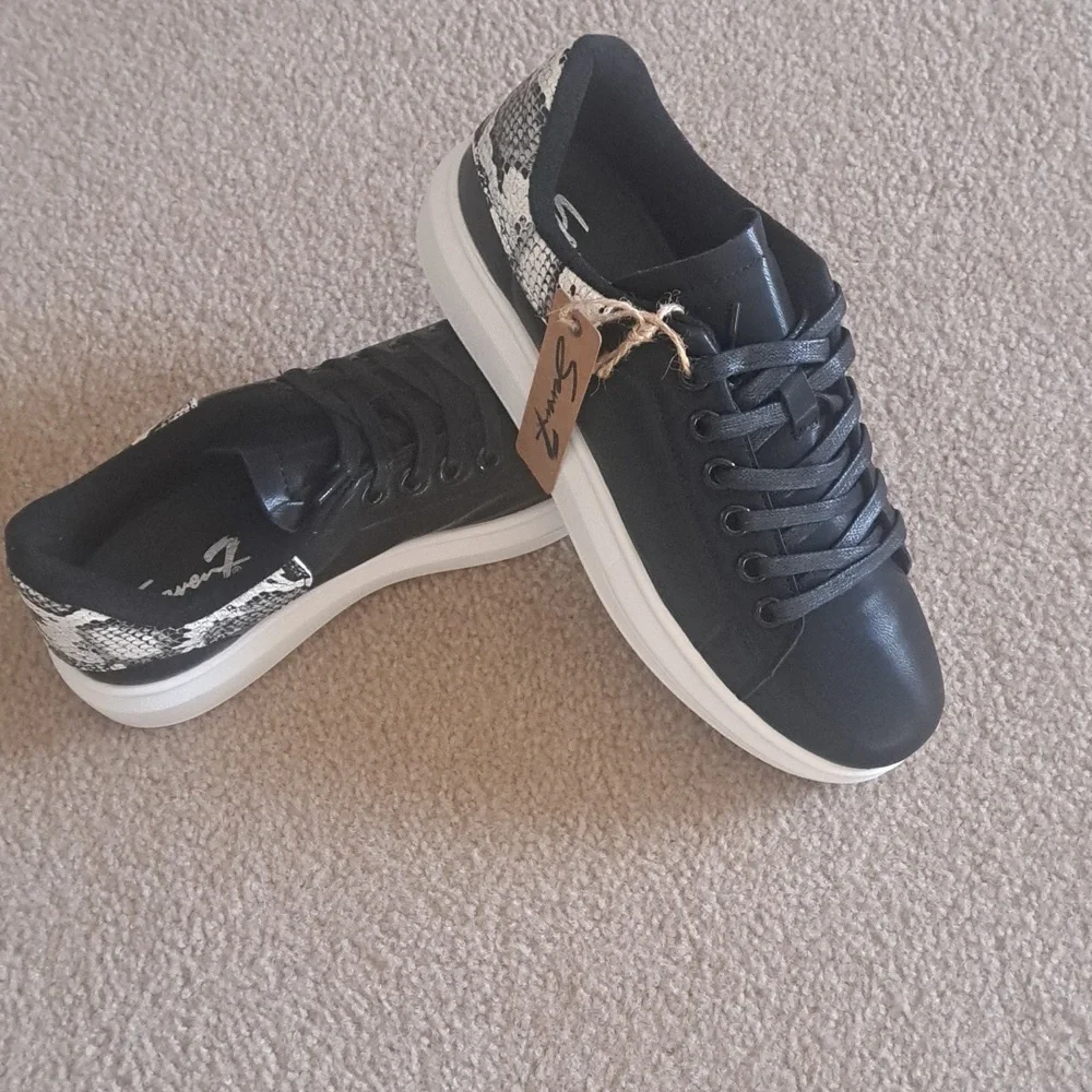 SIZE 10 SEVEN 7 MIKI SNEAKERS